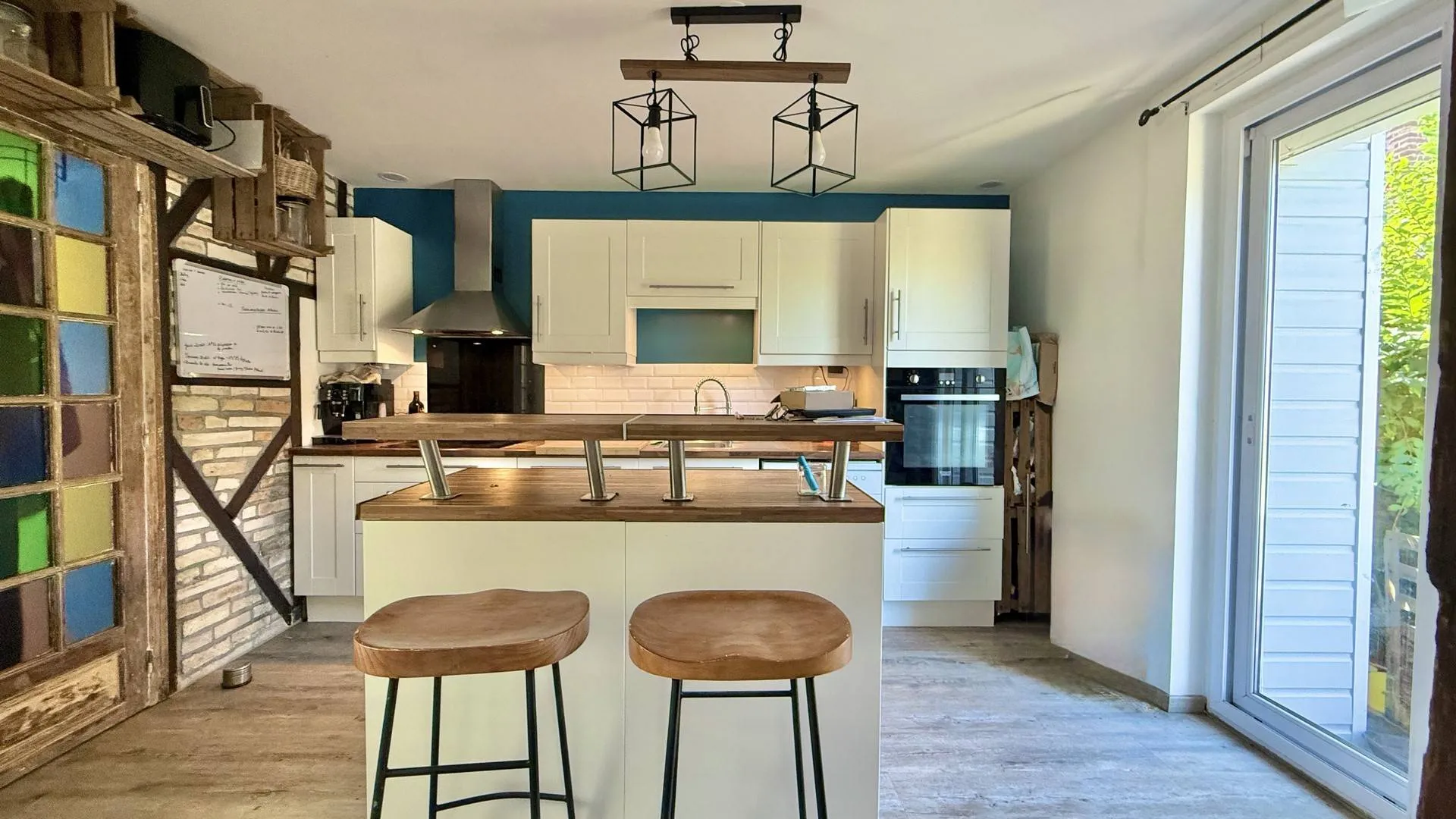 Achat maison Dieppe – quartier Puys : Séjour/salle à manger lumineux de 30 m² et cuisine aménagée et équipée.