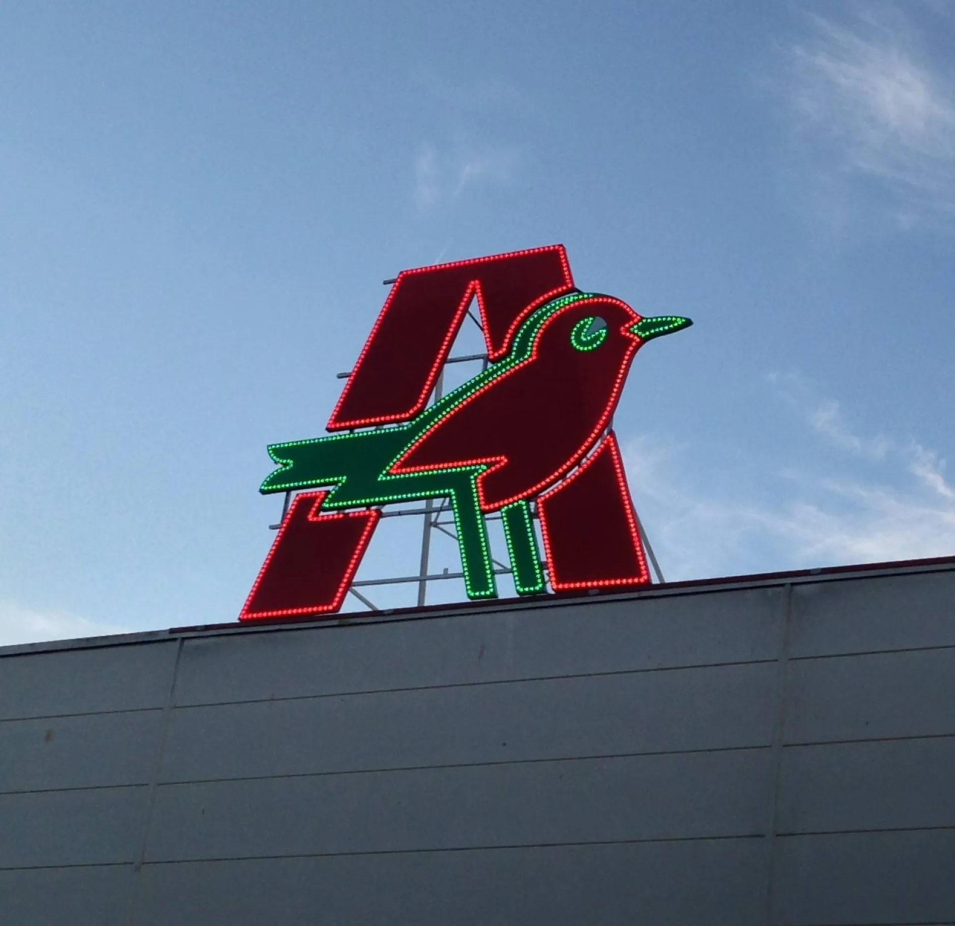 enseigne lettres reliefs lumineuses magasin auchan martigues