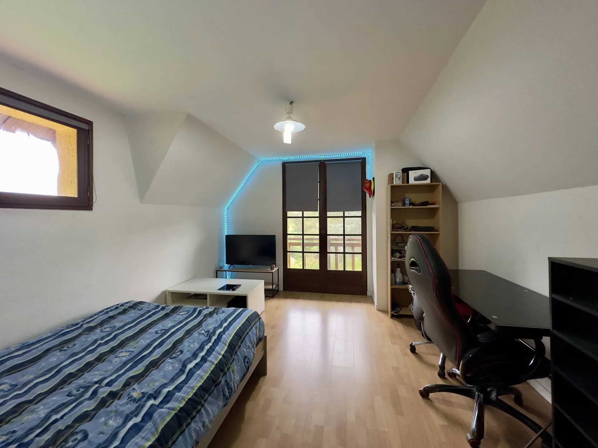 Maison en bordure de voie verte de 134m² avec Terrain de 1439m² – Plain-Pied et Potentiel d’Agrandissement dans un Cadre Paisible.