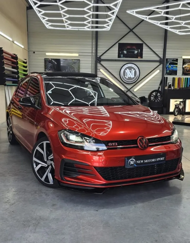Covering complet rouge brillant sur Volkswagen Golf 7 GTI proche de Bordeaux dans notre atelier avec toit noir et poignées noires