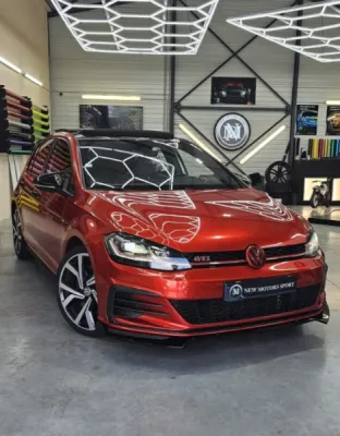 Covering complet rouge brillant sur Volkswagen Golf 7 GTI proche de Bordeaux dans notre atelier avec toit noir et poignées noires