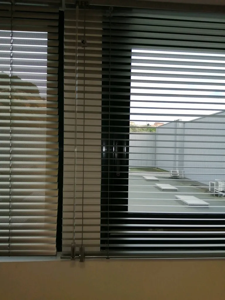 Pose de store vénitiens lamelles aluminium pour fenêtres bureaux société à Aubagne. 13.