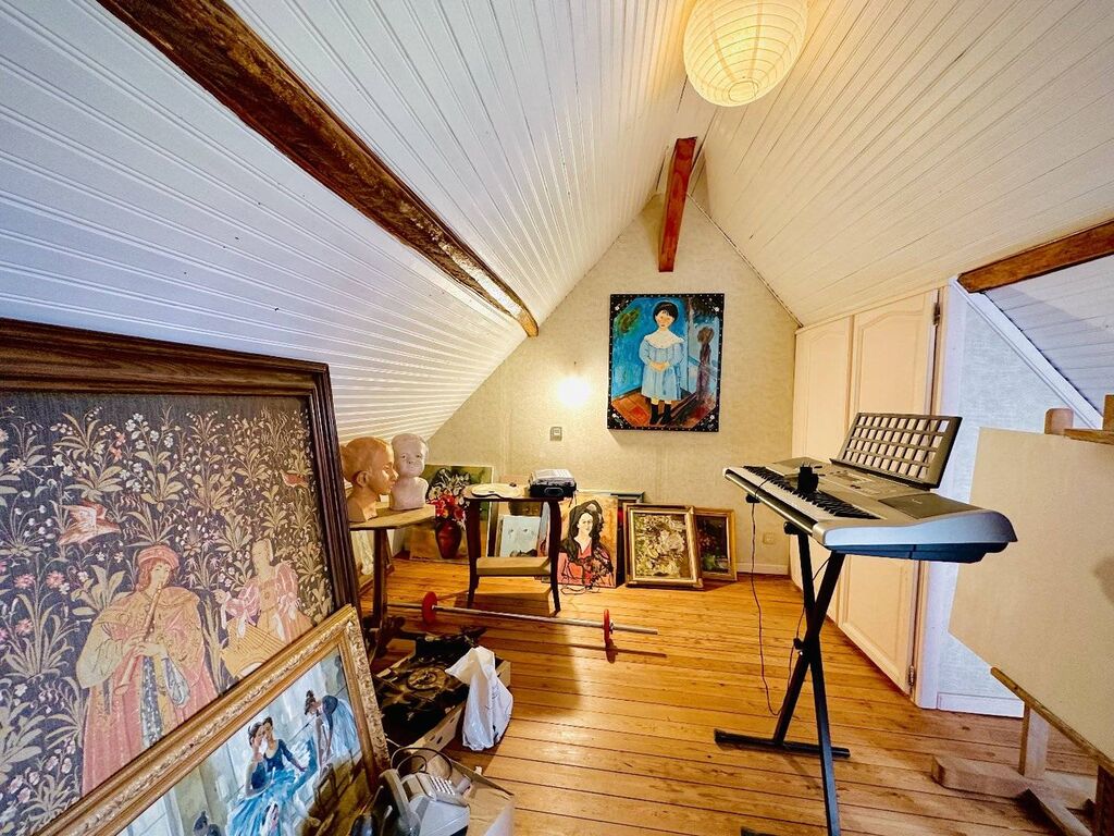 A vendre longère à la campagne avec un grand terrain et des équipements annexes.