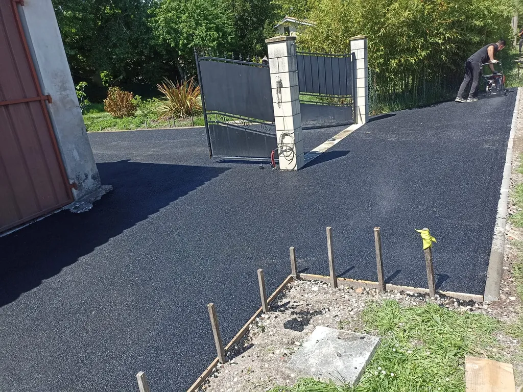 Réalisation d'un accès esthétique et durable en enrobés noirs à chaud sur Margaux (33460)
