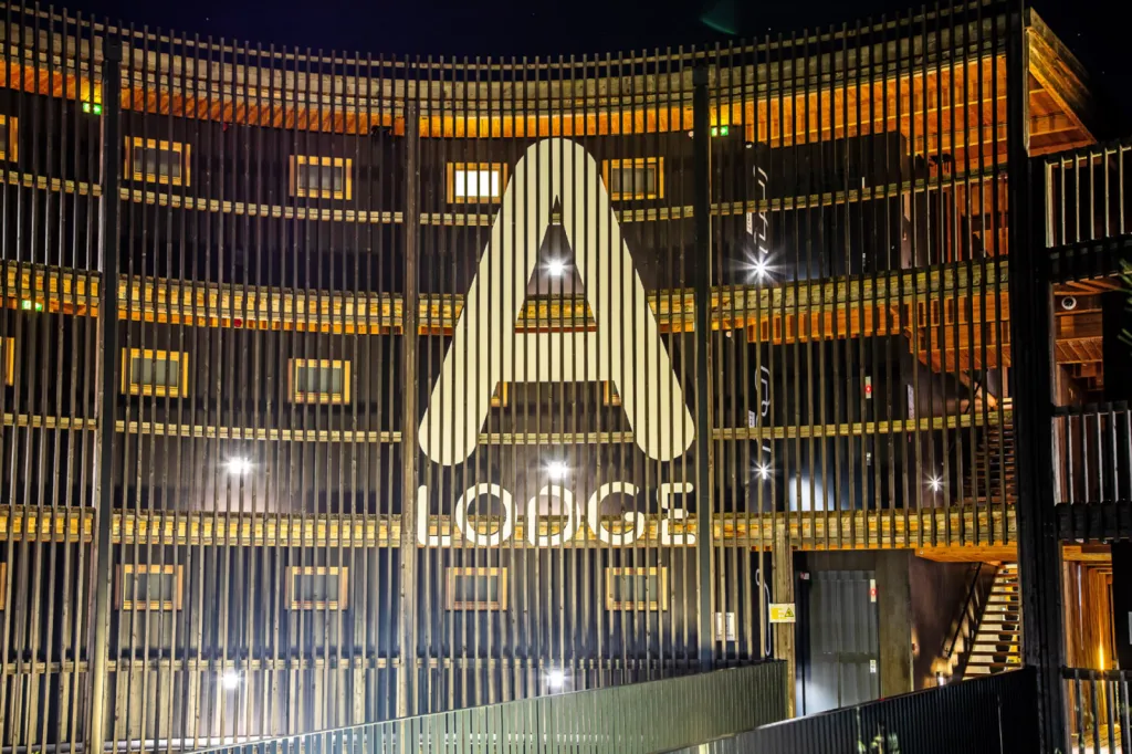 Accueil 24h/24 – Une réception toujours disponible pour un séjour sans contrainte à The Camp Hôtel & Lodges Aix-en-Provence