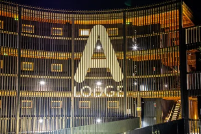 Accueil 24h/24 – Une réception toujours disponible pour un séjour sans contrainte à The Camp Hôtel & Lodges Aix-en-Provence