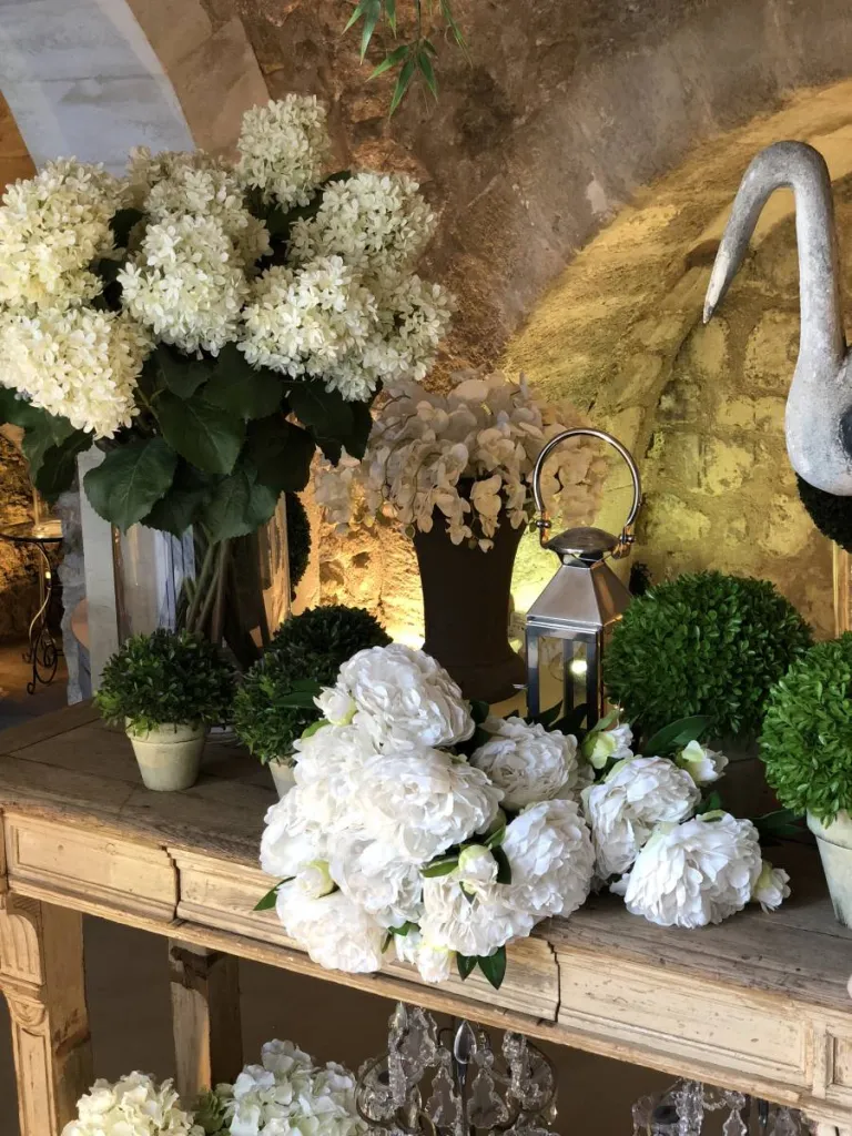 Chez Sacha le mobilier, les objets de décoration se mélangent avec talent à la mode.