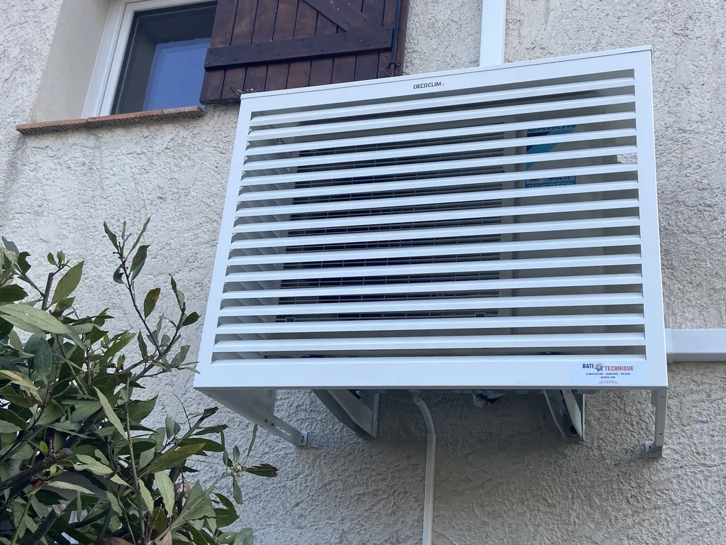 Habillage de protection pour moteur de climatisation suspendu sur un balcon par Bati-Technique Energies à Sanary-sur-Mer et Bandol.