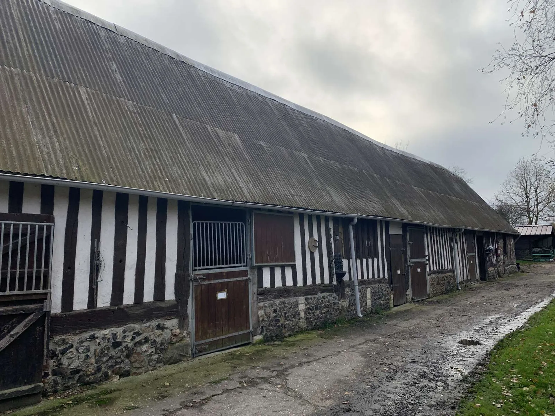 A VENDRE - En NORMANDIE, département de l'EURE, à proximité de BEAUMESNIL, une propriété équestre avec 12 ha 40 a