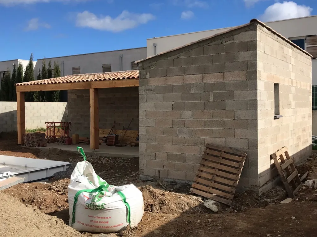 Pool House réalisé en EFFET PIERRE taillée à Lignan-sur-Orb proche de Béziers 