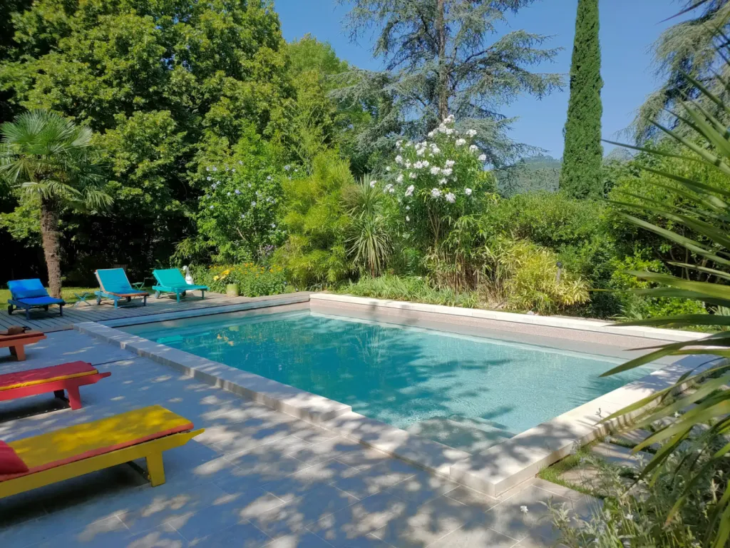 Découvrir des réalisations de piscines haut de gamme et sur mesure en béton dans le Gard