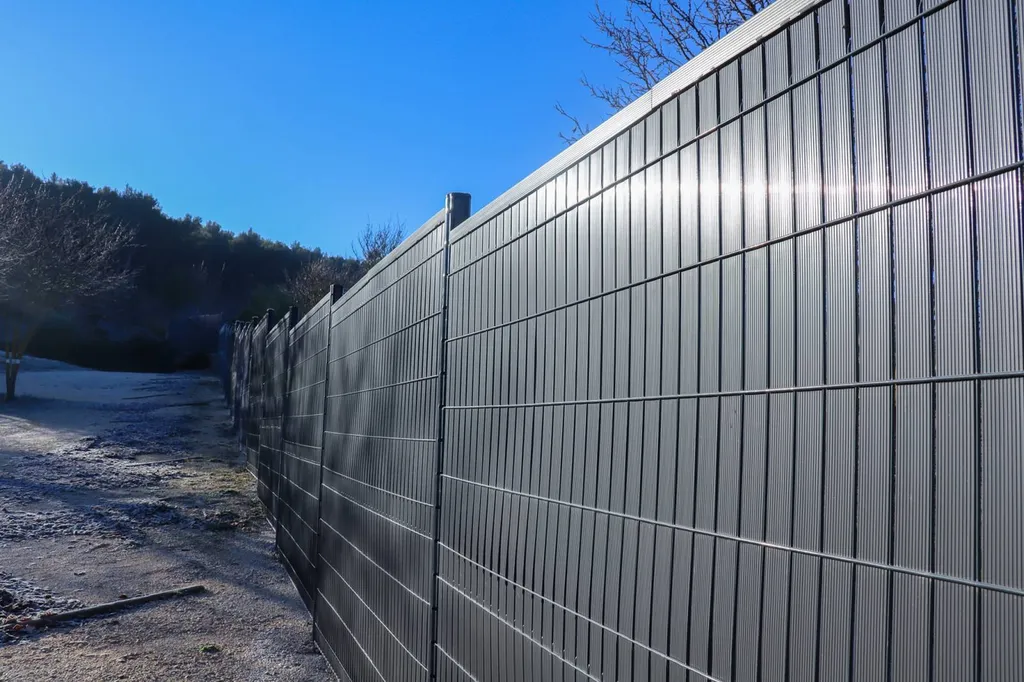 poseur de grillage avec occultant pvc anthracite à toulon 83