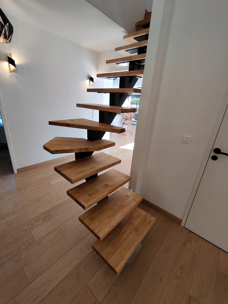 Escalier quart tournant sur mesure à La Ciotat avec limon acier et marches en bois massif