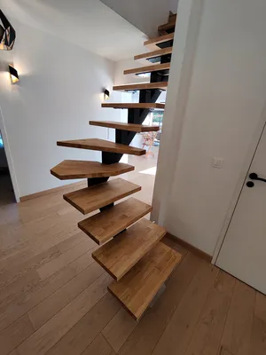 Escalier quart tournant sur mesure à La Ciotat avec limon acier et marches en bois massif