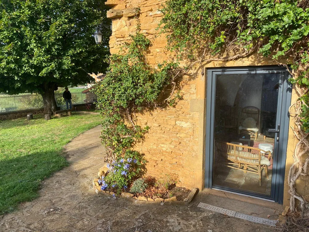 porte alu avec serrure kline donnant dans le jardin, aspect très contemporain