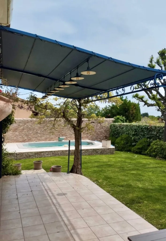 Pose de toile sur-mesure pour pergola traditionnelle Pose de toile sur-mesure pour pergola traditionnelle