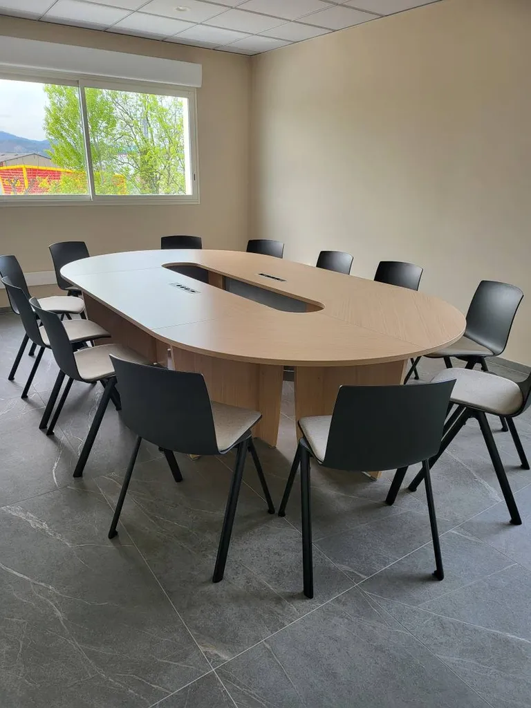 Notre zone d'activité pour ce serviceAménagement de salle de réunion à Avignon proche de l'Isle sur la Sorgue dans le Vaucluse : tables de conférence CLEN modulables avec connectique intégrée et sièges de bureau contemporains ergonomiques