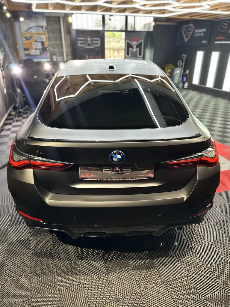 Pose de PPF « full-wrap » sur BMW i4 mate – EMB Detailing à Vaugneray, Lyon Ouest & Région
