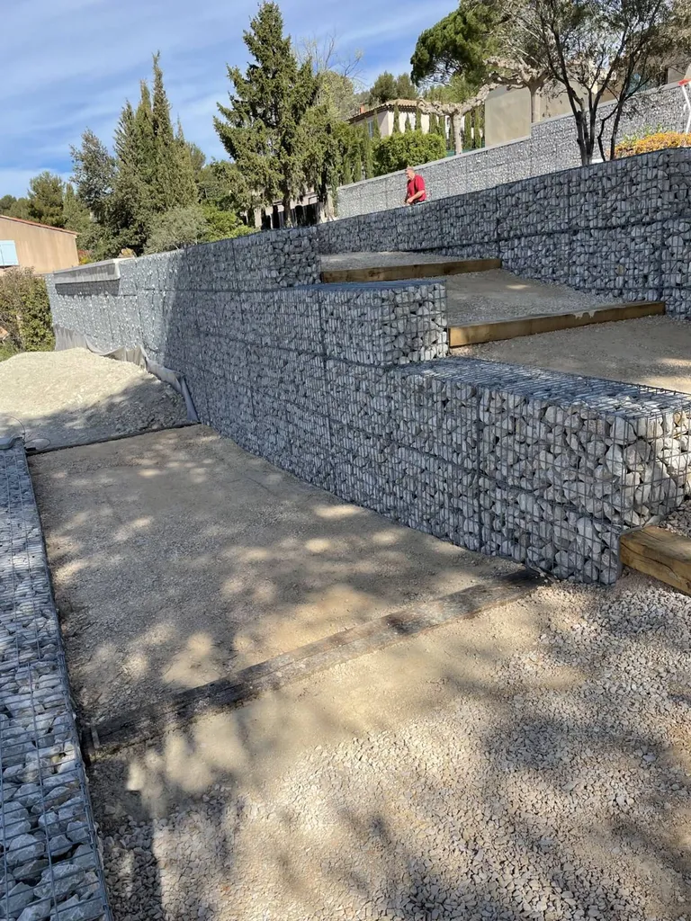 ensemble de mur en gabion créant des restanques