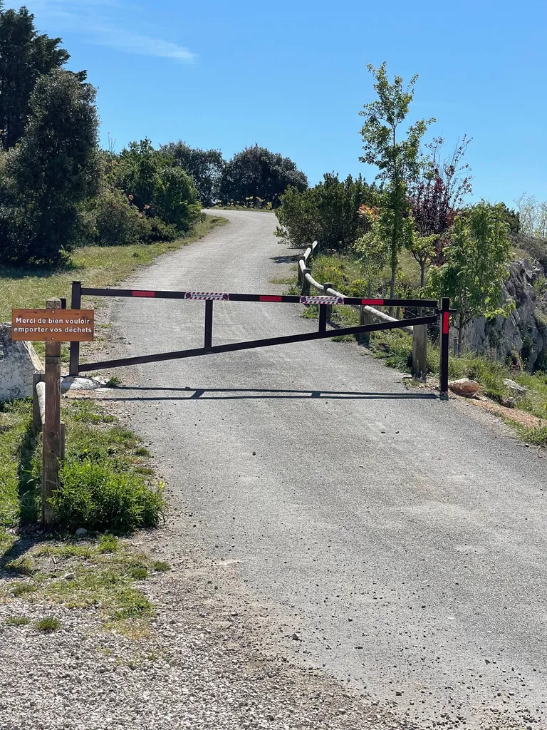 BARRIERE DFCI PIVOTANTE AVEC FERMETURE AUX NORMES DEPARTEMENTALE FRANCAISE