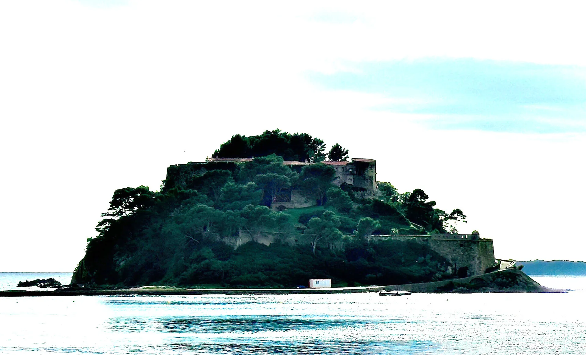 Entretien complet des espaces verts avec une approche écologique de la résidence présidencielle du Fort de Brégançon