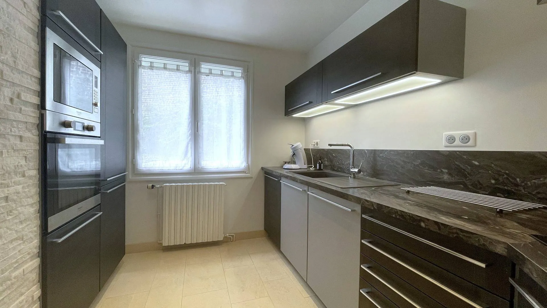 Propriété à vendre avec cuisine équipée à Dieppe : Cette maison comprend une cuisine aménagée et équipée, prête à accueillir vos repas en famille ou entre amis.