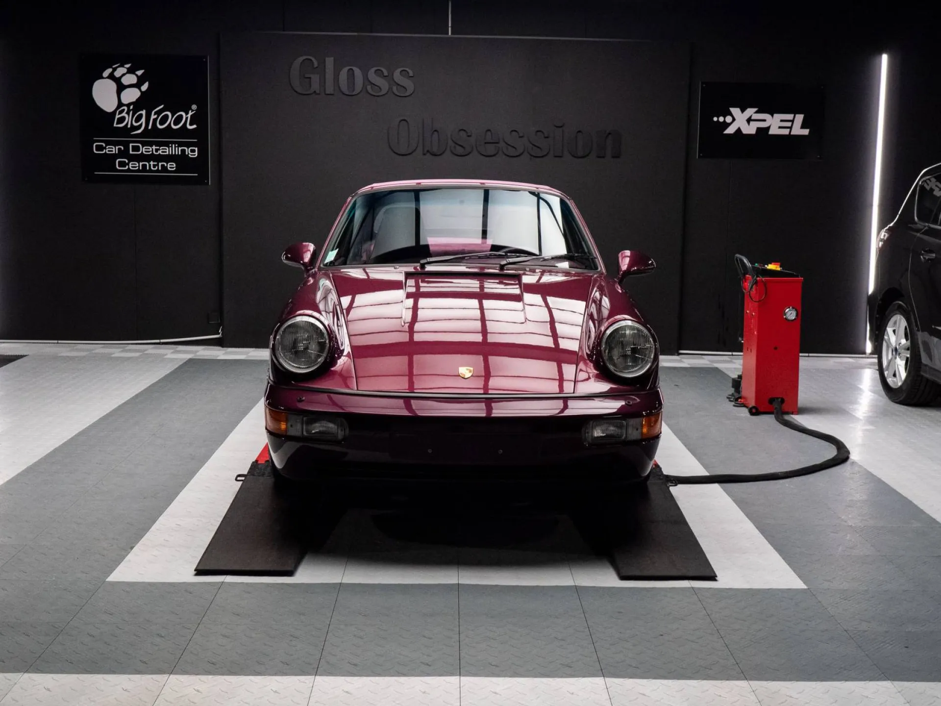 Polissage complet et traitement céramique réalisés sur cette Porsche 911 Carrera 4, offrant à la carrosserie une brillance maximale et une protection durable contre les contaminants.