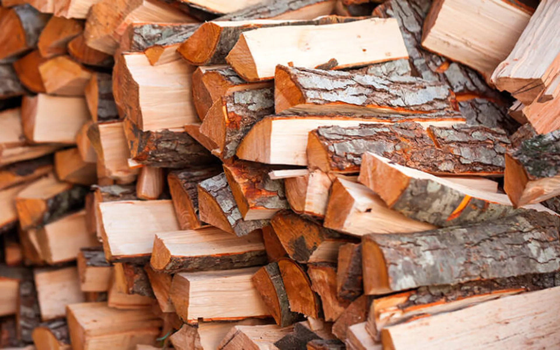 Stockage de bois sec à Belleville-en-Beaujolais pour optimiser le rendement d’un poêle à bois