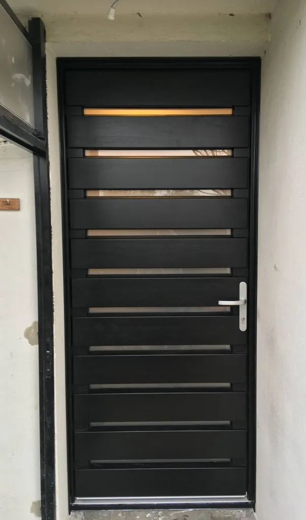 Vente et pose d'une porte d'entrée en bois design et contemporaine VILLENAVE D'ORNON proche de Bordeaux