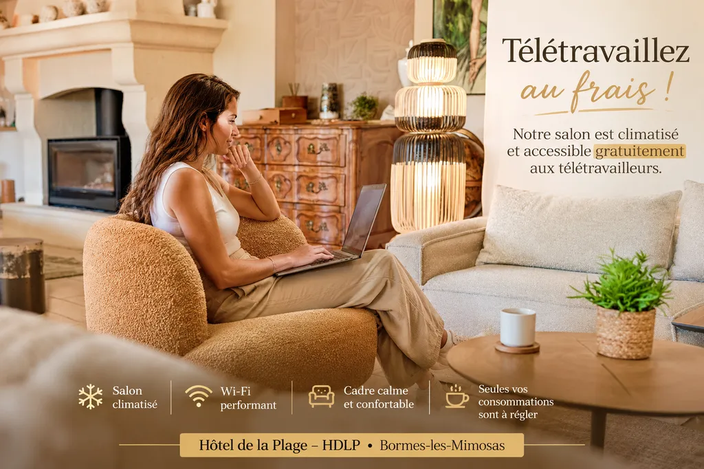 Télétravail dans le salon climatisé de l'Hôtel de la Plage HDLP à Bormes-les-Mimosas, espace coworking gratuit avec Wi-Fi.