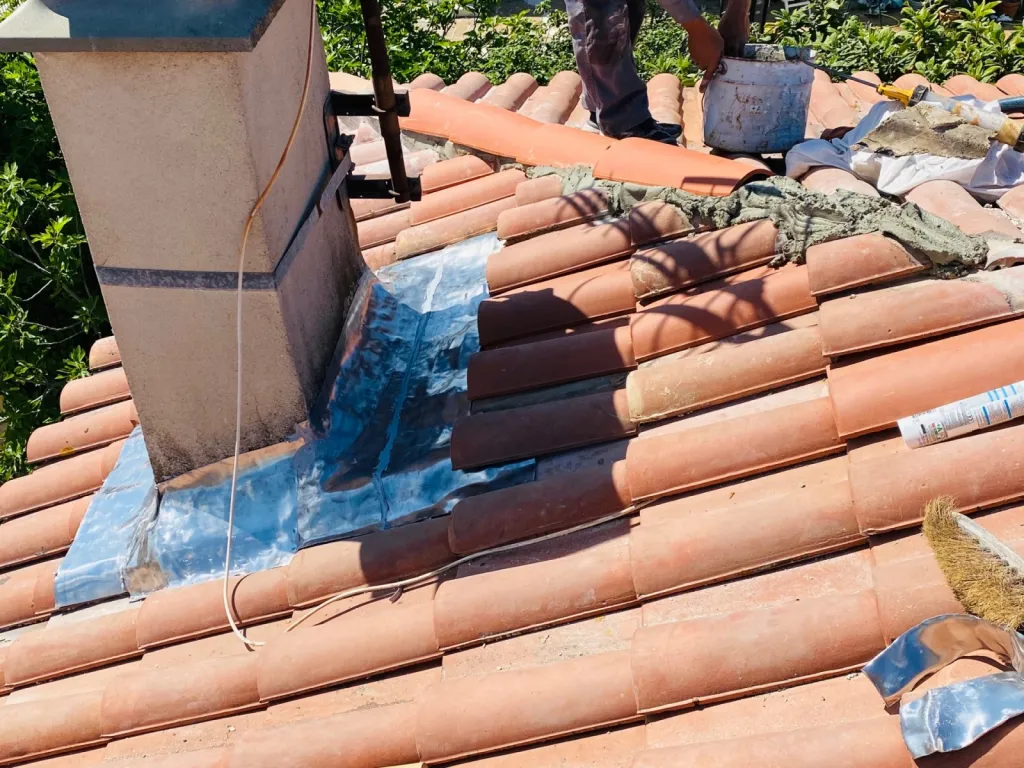 Réparation d’une toiture avec tour de cheminée sur Aix en Provence