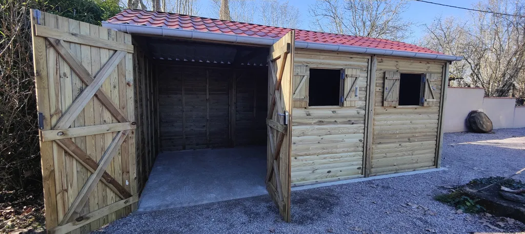 Fourniture et pose d’abri bois résineux traité classe 4 avec toiture acier à Bioule Tarn-et-Garonne