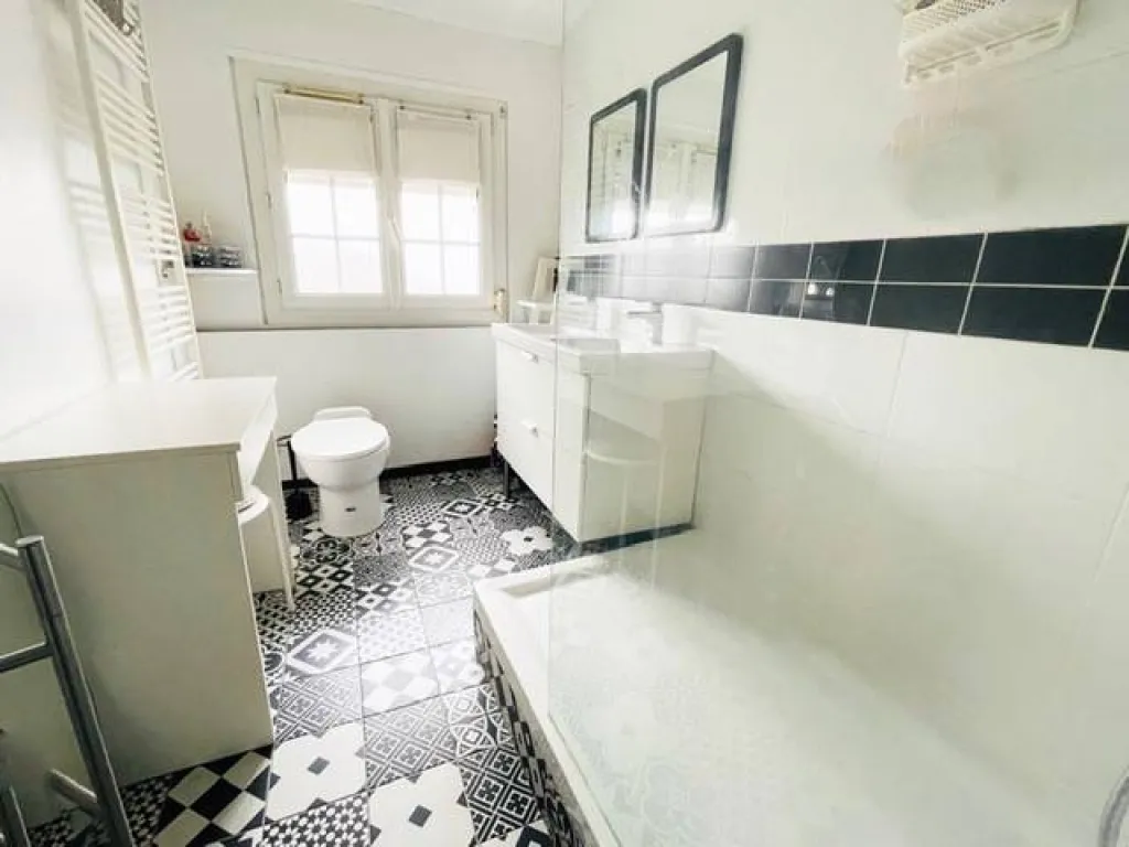 une jolie salle de douche avec WC