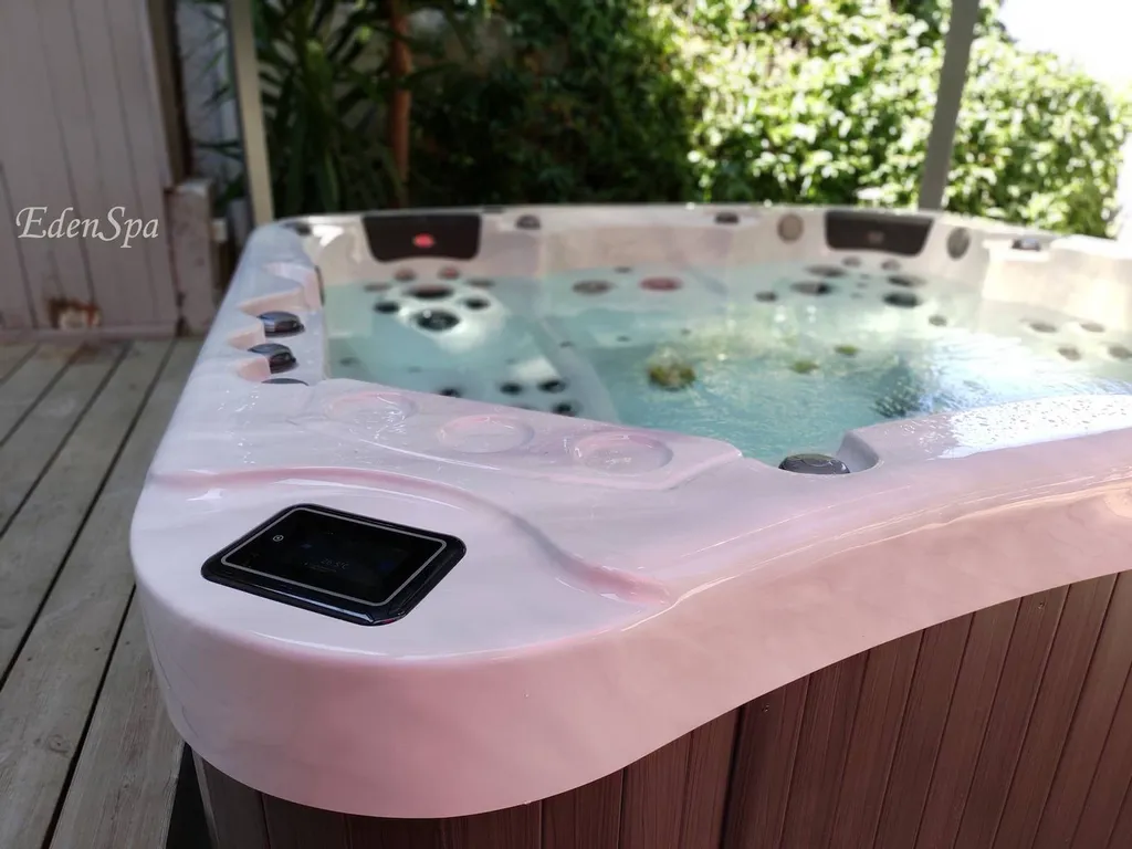 jacuzzi spa terrasse en bois extérieur marseille