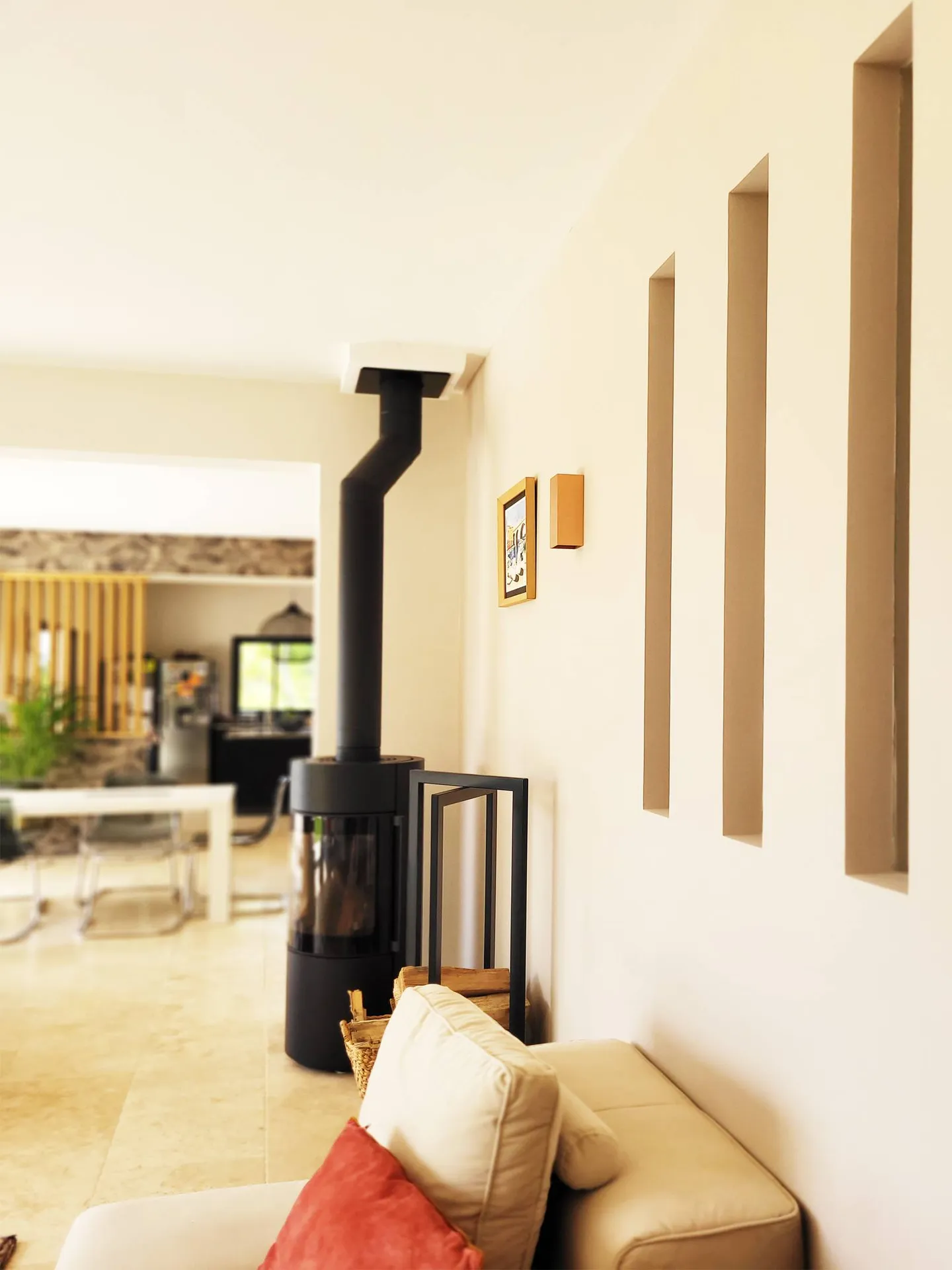 Poêle à bois inséré dans une pièce de vie 