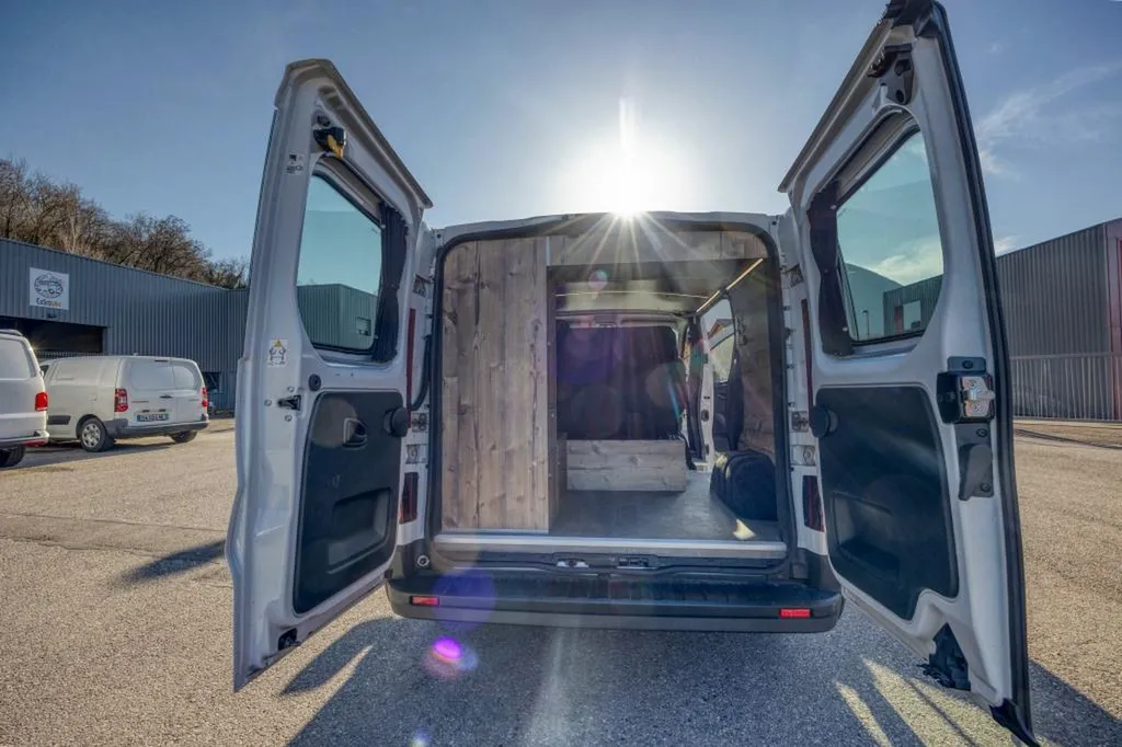 Entreprise spécialisée pour transformer son Renault Trafic Court en van aménagé sur-mesure à Lyon et dans le Rhône