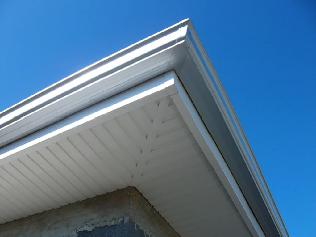 Remplacement du lambris de sous-toiture et pose d’une nouvelle gouttière à Saint-Jory pour une finition propre et une protection durable contre l’humidité.