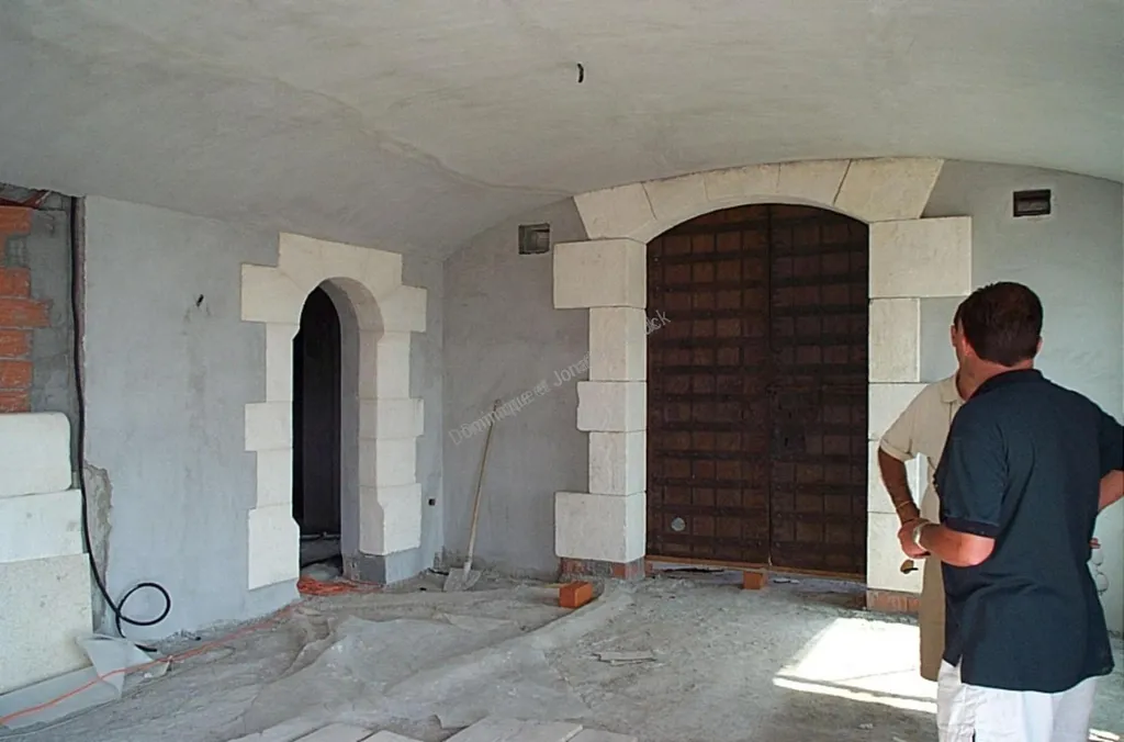 Encadrement massif en pierre d'Estaillades