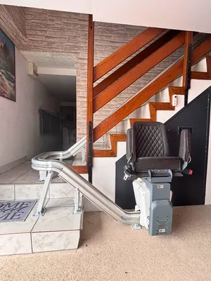 Installation d'un monte-escalier UP Stairlift avec parking 180°, siège pivotant et repose-pieds motorisés à Montbrison dans la Loire (42)