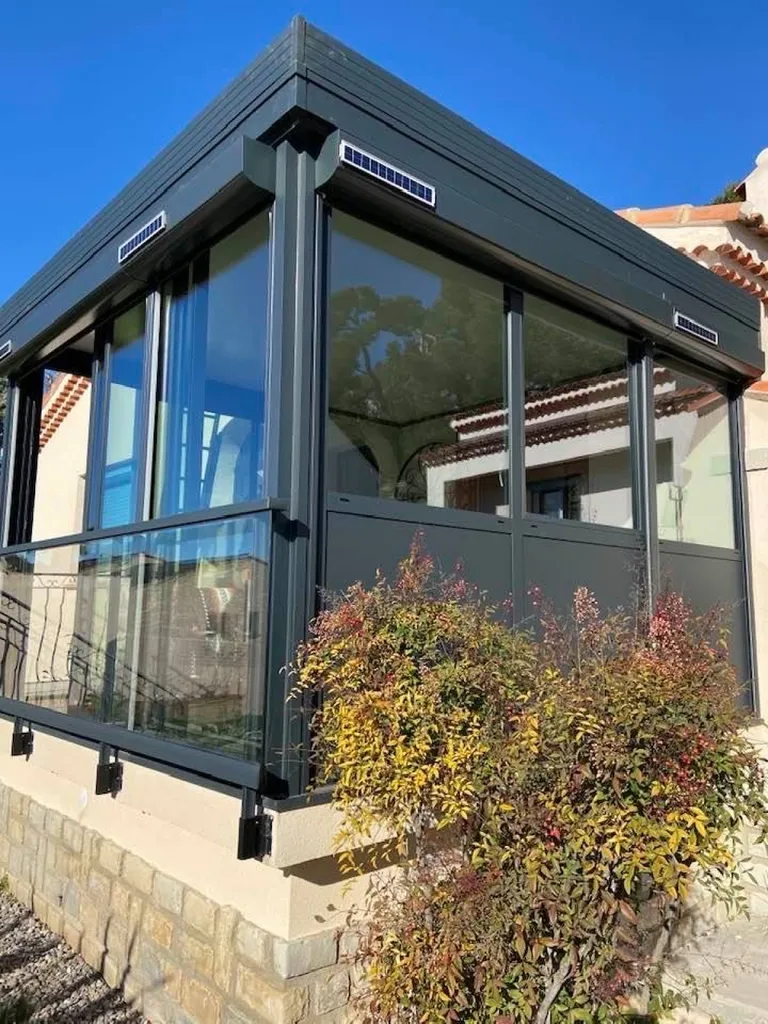 Mise en place d’une véranda design ral 7016G avec volets solaires sur Martigues