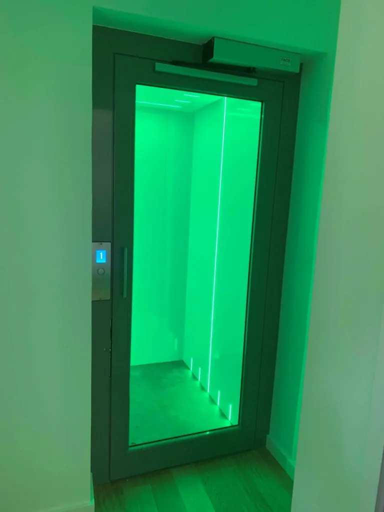 finesse des matériaux de cet ascenseur de maison VIMEC E20 installé à St Cyr sur Mer près de Marseille