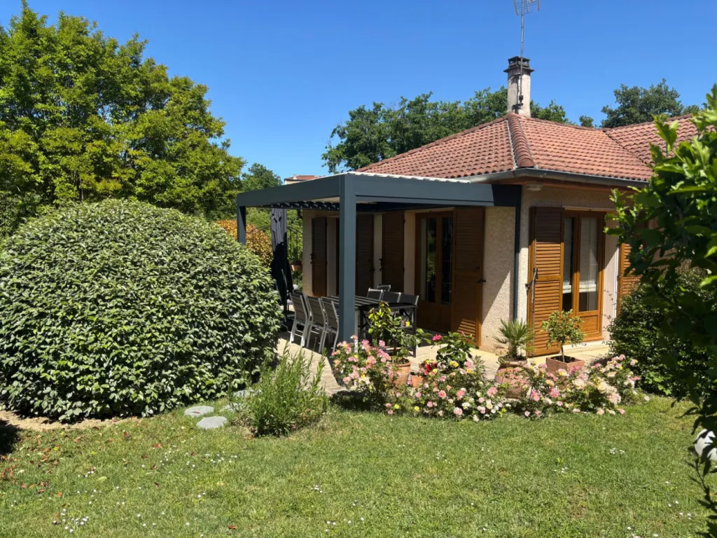 pergola alu bioclimatique Galaxie à Vernaison près de Givors par 3 Baies