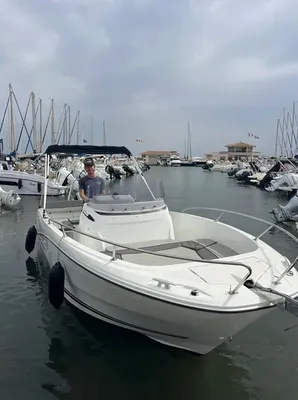 Vente d'un Cap Camarat 6.5 CC série 3de la marque Jeanneau d'occasion de 2025 équipé d'un moteur Honda BF200 : Bateau sportif et familial en vente à La Londe les Maures près de Saint Tropez