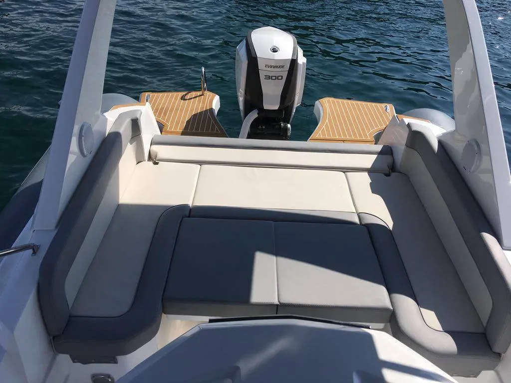 Semi-rigide Soleil 28 de Salpa avec cabine et salle de bain à vendre en Martinique