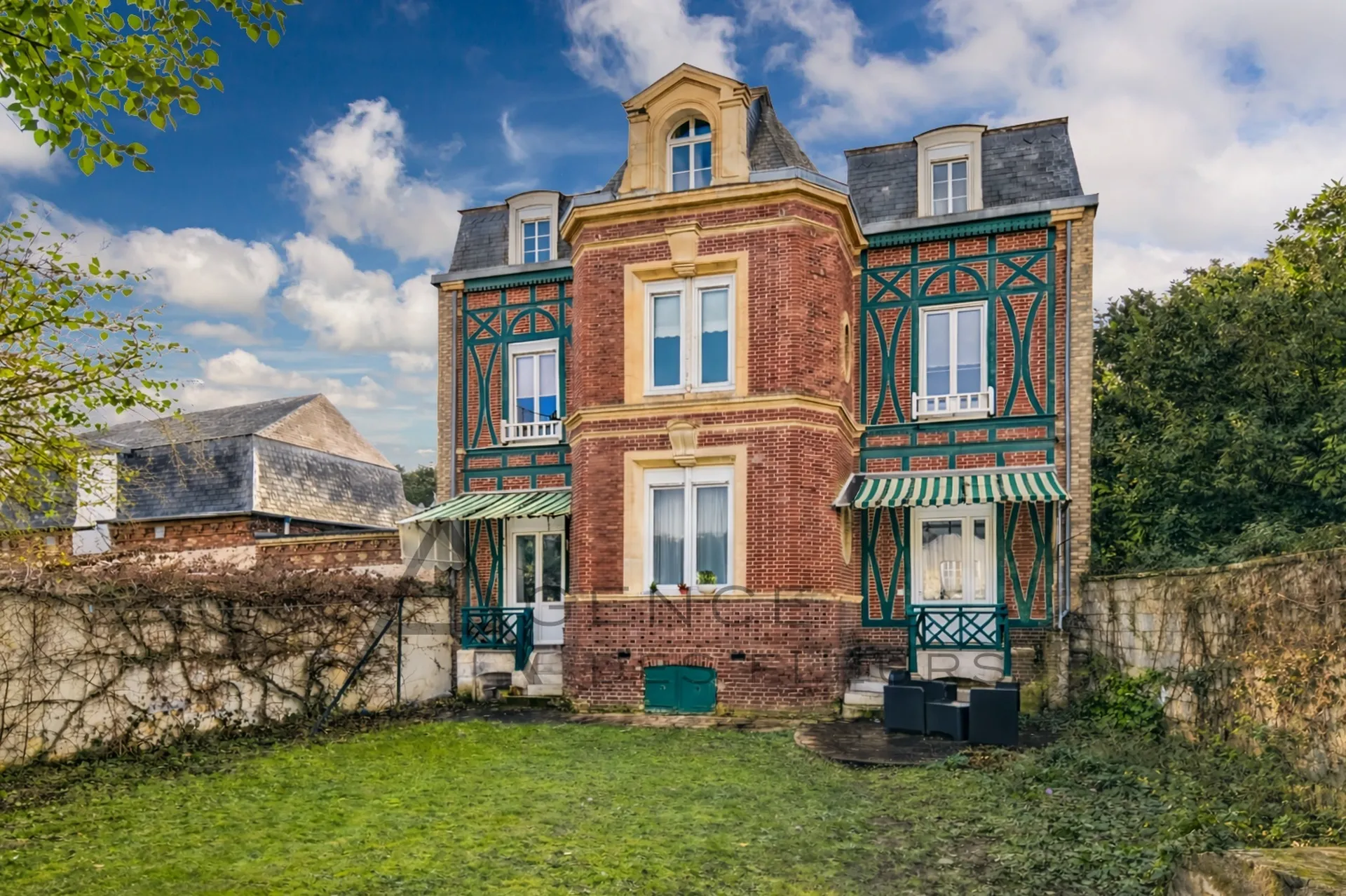 A saisir maison bourgeoise de 154 m² habitables édifiée sur un terrain de 344 m²