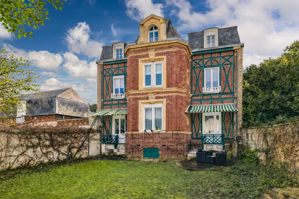A saisir maison bourgeoise de 154 m² habitables édifiée sur un terrain de 344 m²