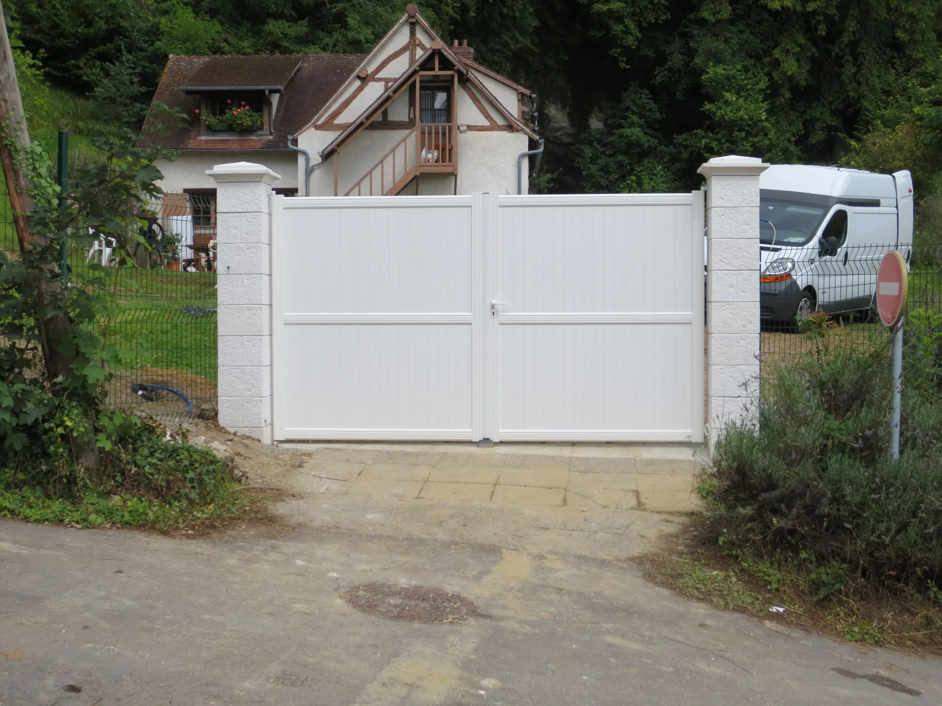 Installation de Portail battant en aluminium manuel, Clôtures de façade et Aménagements d'entrées de propriété à Beuzeville dans l’Eure 27 et ses communes limitrophes