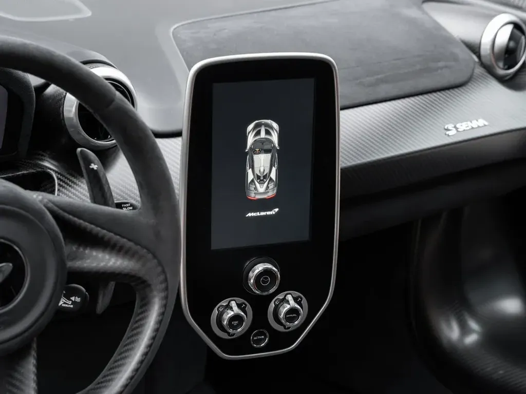 Écran central McLaren Senna – Hypercar à Bordeaux