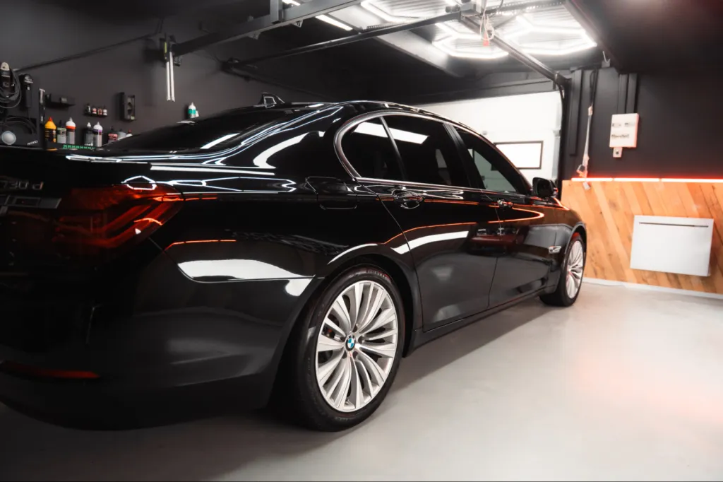 Préparation esthétique complète et traitement céramique Gtechniq Crystal Serum Ultra sur BMW Série 7 à Senlis Préparation esthétique complète et traitement céramique Gtechniq Crystal Serum Ultra sur BMW Série 7 à Senlis