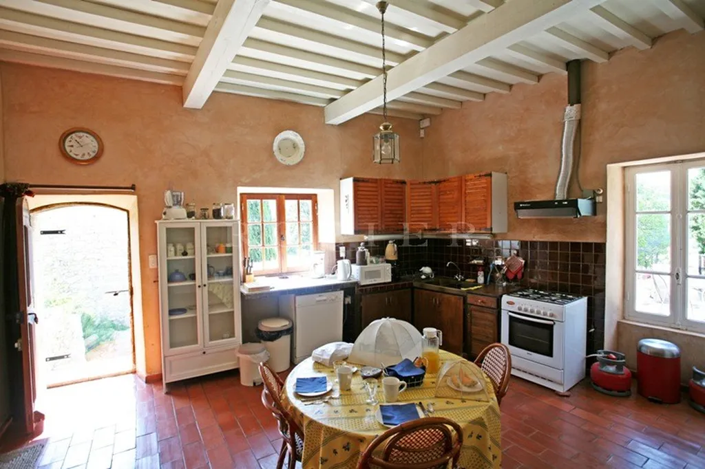 Superbe ensemble de bâtiments au coeur de + de 28 hectares  proche du mont Ventoux  